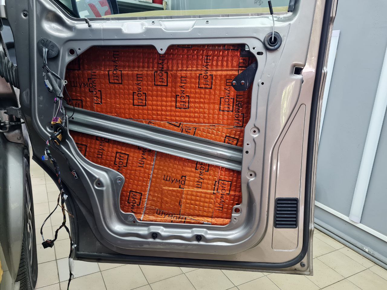 двери 1 слой вибро шумоизоляция Volkswagen Caravelle фото